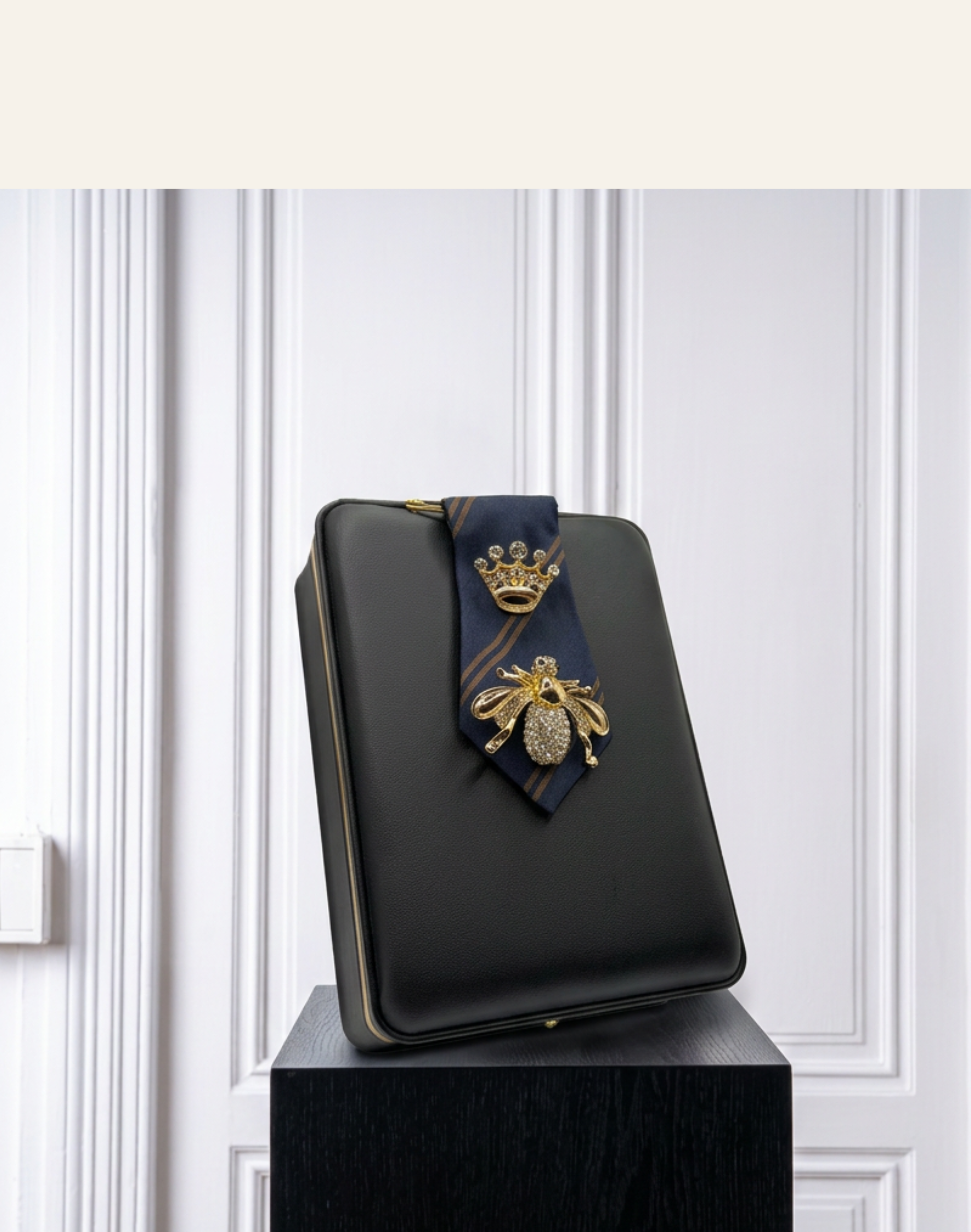 La Moyenne Navy Brooch