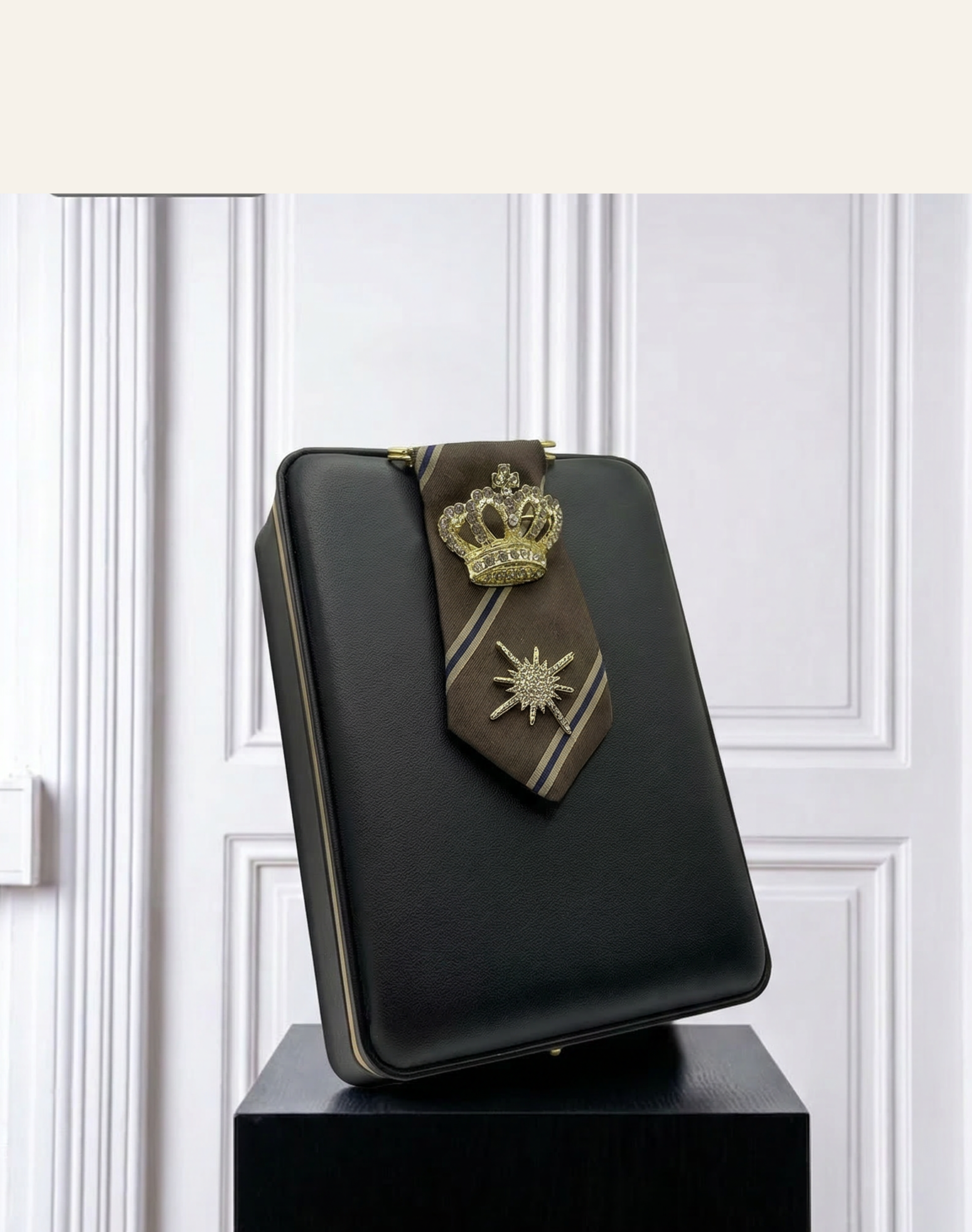 La Moyenne Brown Brooch