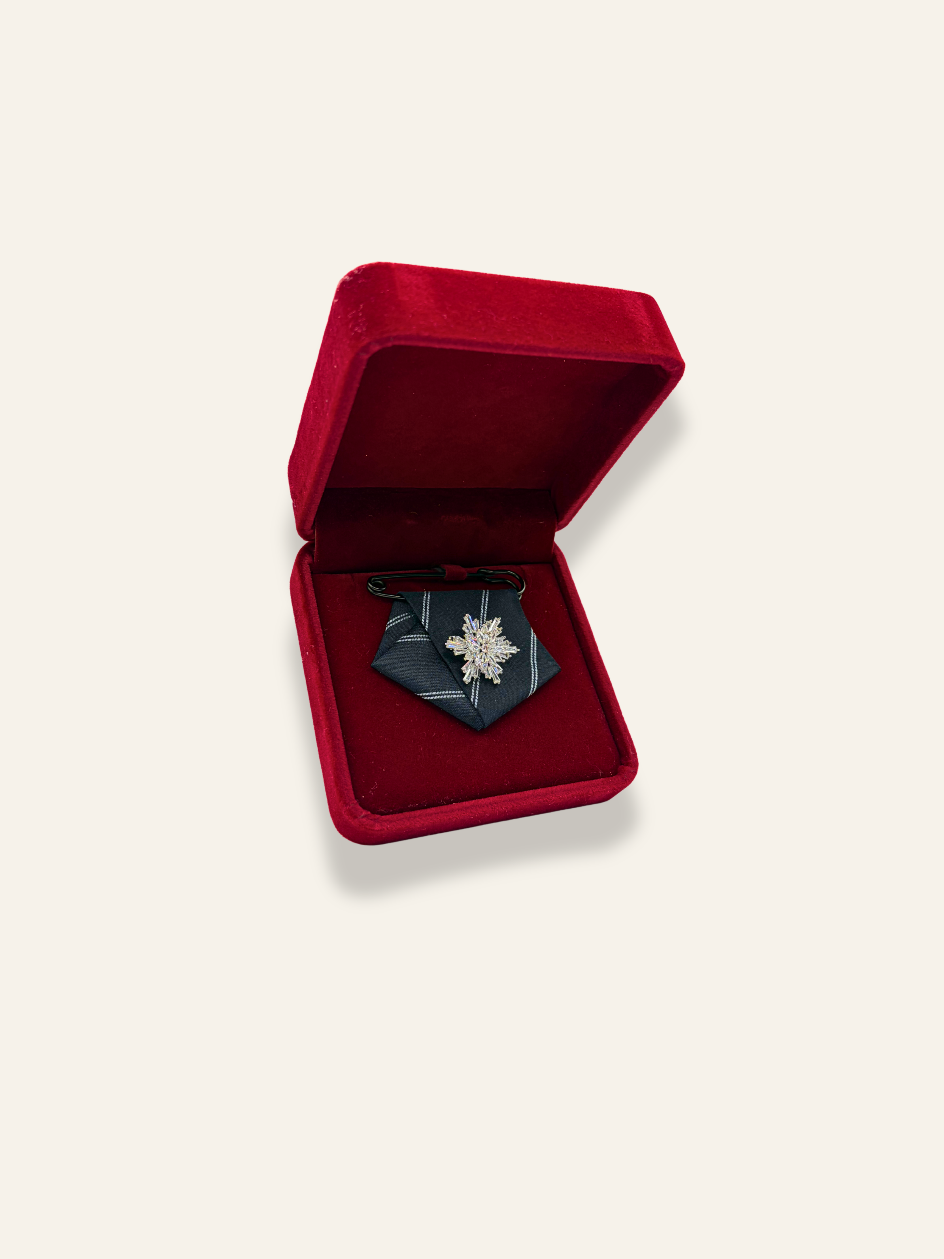 Black Brooch Trilogie