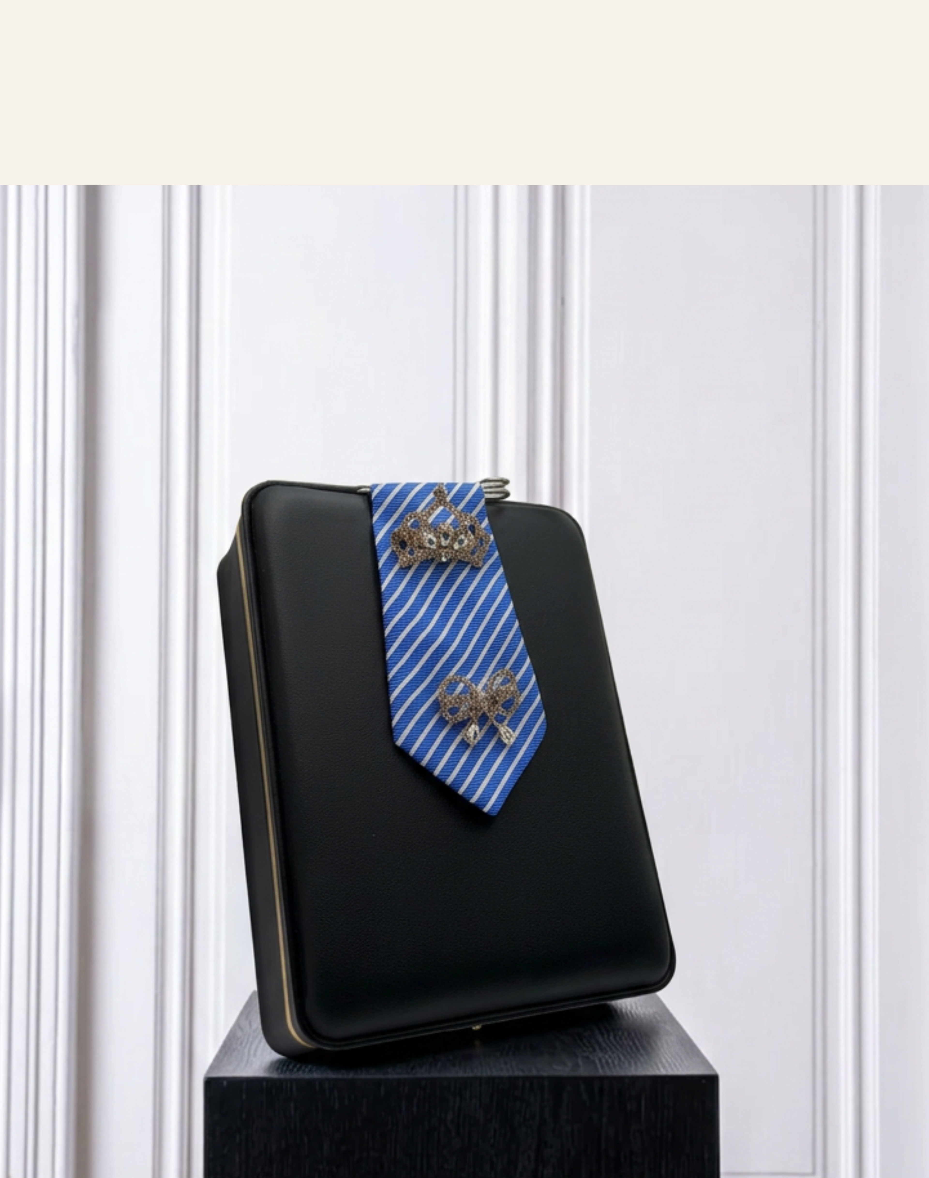 La Moyenne Royal Blue Brooch